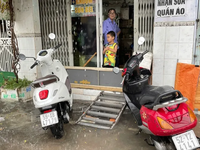TPHCM mưa lớn kéo dài, người dân vất vả vì nhiều nơi ngập sâu ảnh 6