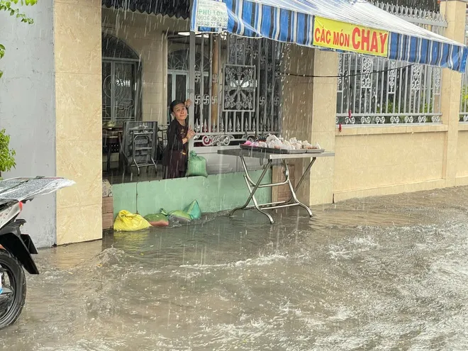 TPHCM mưa lớn kéo dài, người dân vất vả vì nhiều nơi ngập sâu ảnh 7