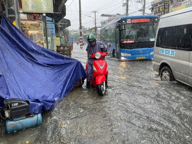 TPHCM mưa lớn kéo dài, người dân vất vả vì nhiều nơi ngập sâu ảnh 9