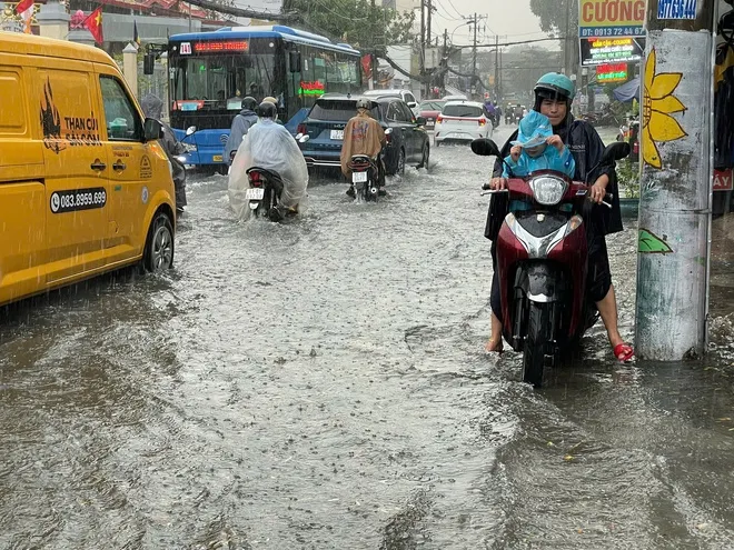 TPHCM mưa lớn kéo dài, người dân vất vả vì nhiều nơi ngập sâu ảnh 10
