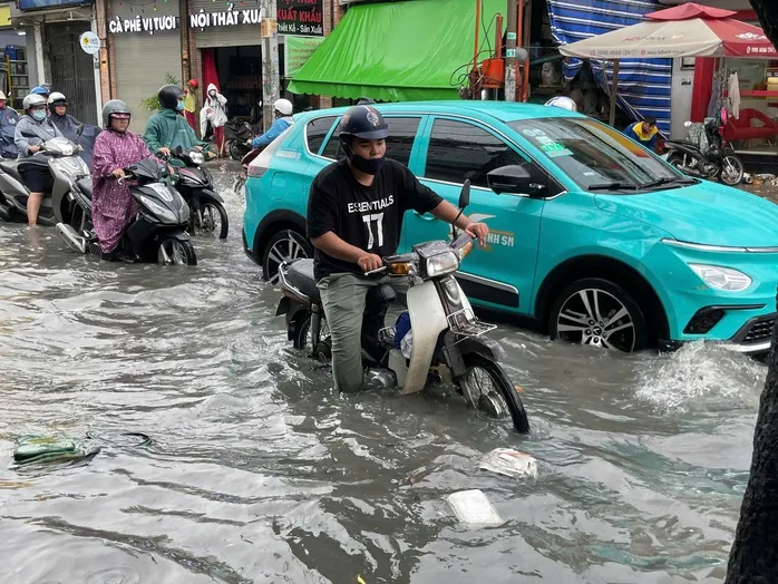 TPHCM mưa lớn kéo dài, người dân vất vả vì nhiều nơi ngập sâu ảnh 1