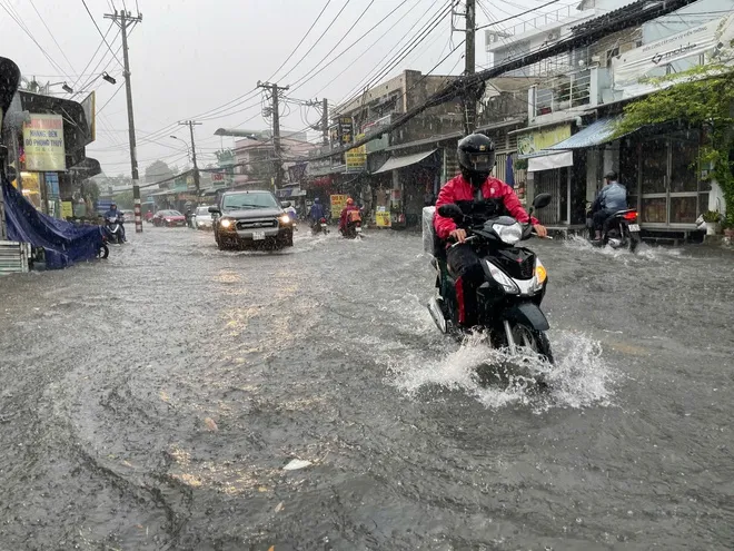 TPHCM mưa lớn kéo dài, người dân vất vả vì nhiều nơi ngập sâu ảnh 13
