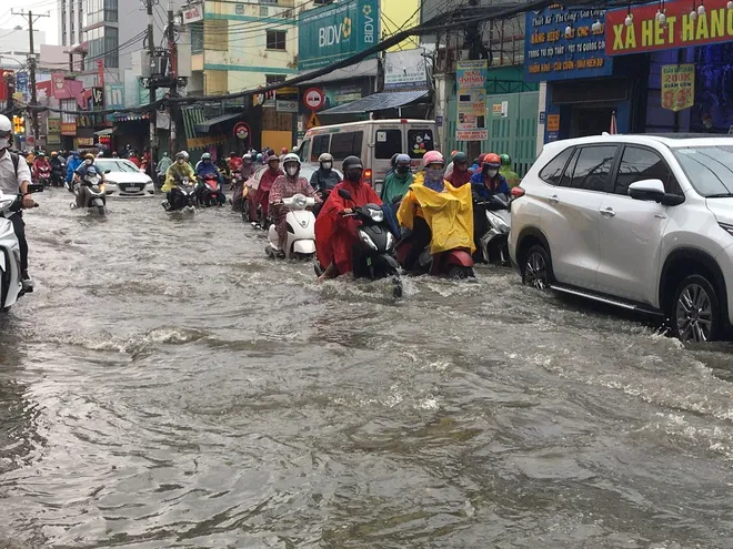 TPHCM mưa lớn kéo dài, người dân vất vả vì nhiều nơi ngập sâu ảnh 4