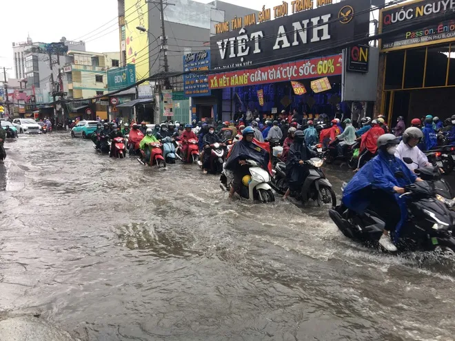 TPHCM mưa lớn kéo dài, người dân vất vả vì nhiều nơi ngập sâu ảnh 3