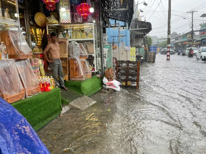 TPHCM mưa lớn kéo dài, người dân vất vả vì nhiều nơi ngập sâu ảnh 5