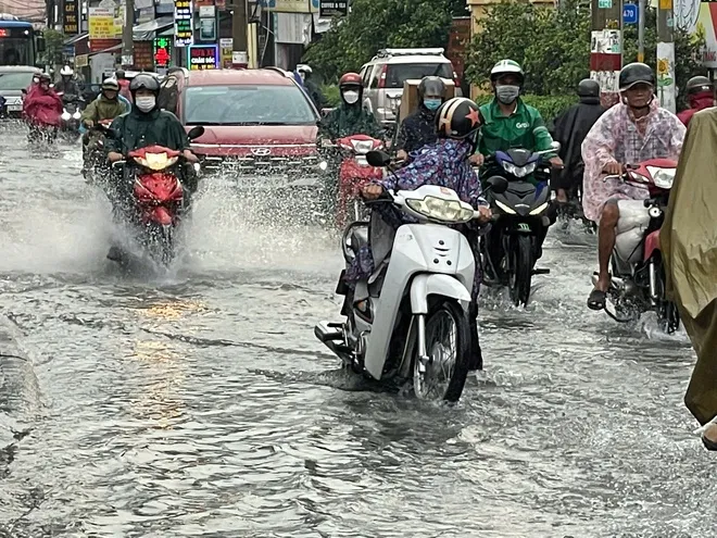 TPHCM mưa lớn kéo dài, người dân vất vả vì nhiều nơi ngập sâu ảnh 8