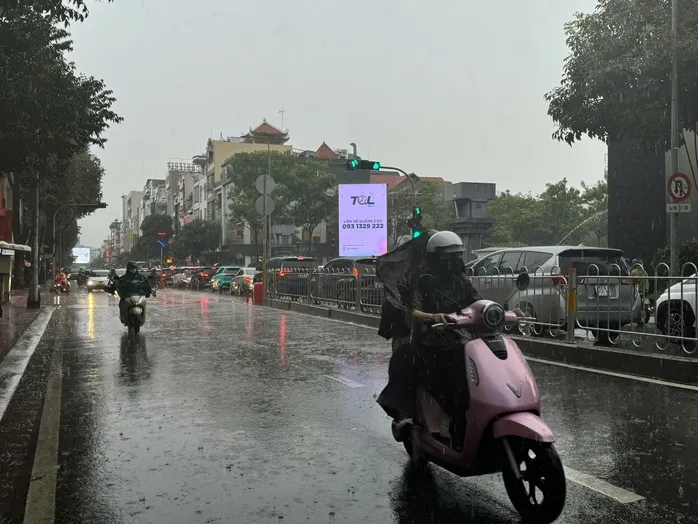 TPHCM mưa lớn kéo dài, người dân vất vả vì nhiều nơi ngập sâu ảnh 18