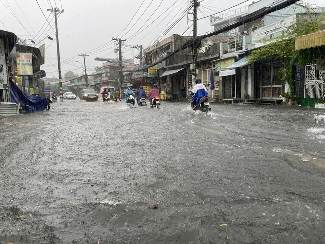 TPHCM mưa lớn kéo dài, người dân vất vả vì nhiều nơi ngập sâu ảnh 12