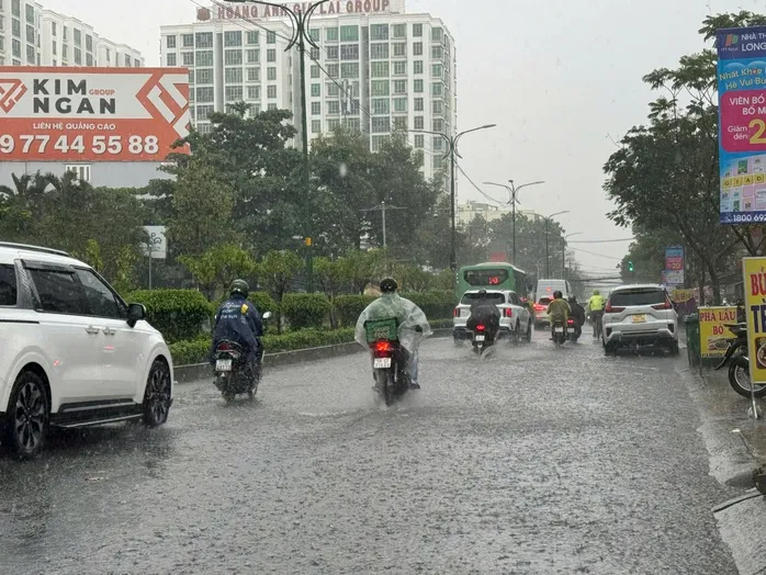 TPHCM mưa lớn kéo dài, người dân vất vả vì nhiều nơi ngập sâu ảnh 16