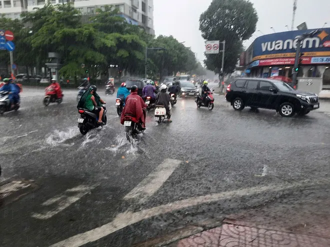 TPHCM mưa lớn kéo dài, người dân vất vả vì nhiều nơi ngập sâu ảnh 15