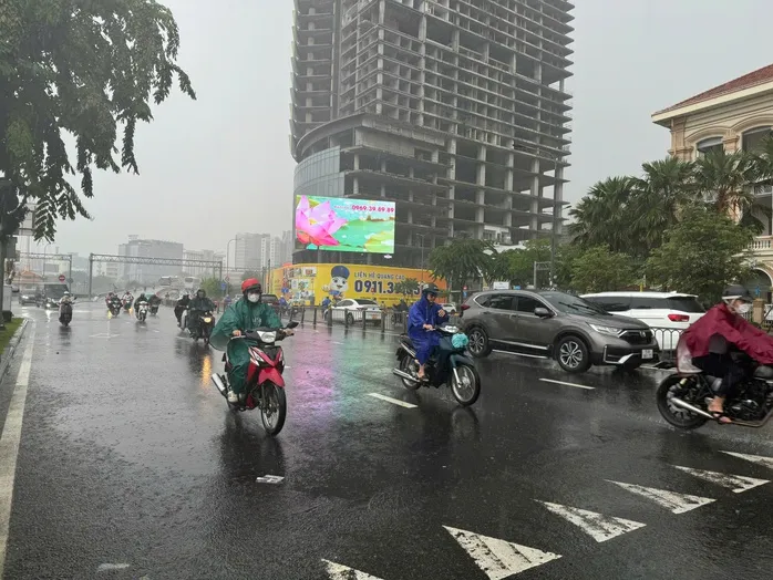 TPHCM mưa lớn kéo dài, người dân vất vả vì nhiều nơi ngập sâu ảnh 17