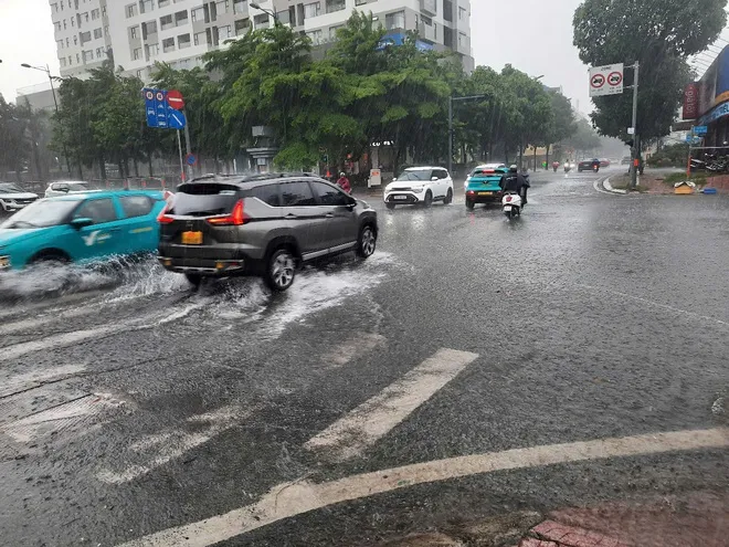 TPHCM mưa lớn kéo dài, người dân vất vả vì nhiều nơi ngập sâu ảnh 14