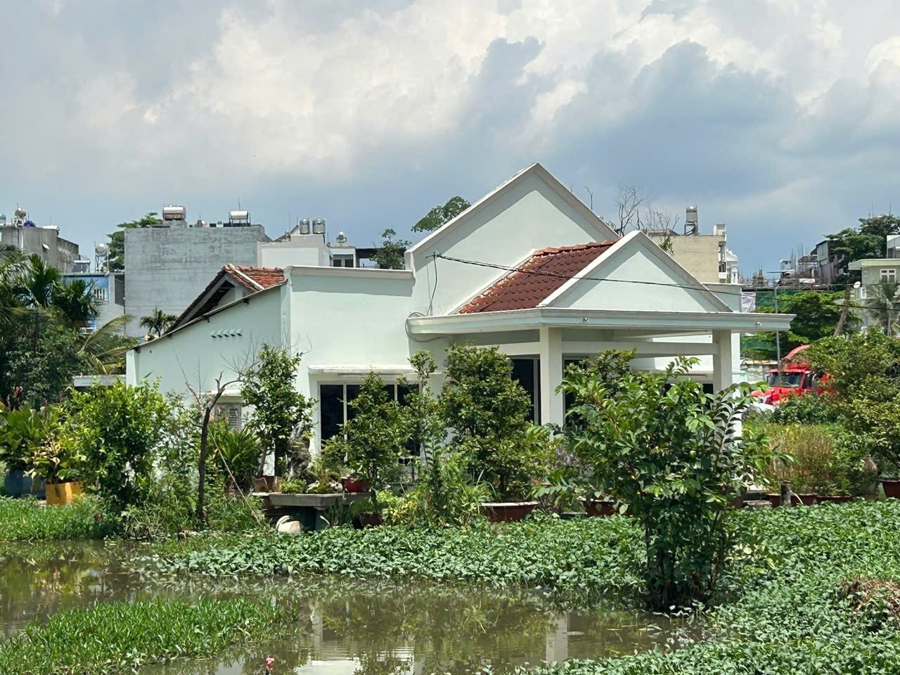 Hàng chục hộ dân ở TP Thủ Đức sống trong cảnh 'trời nắng cũng ngập' ảnh 2