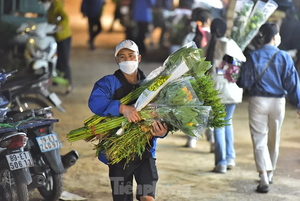 Chợ hoa lớn nhất Hà Nội tấp nập người mua cận ngày 8/3 ảnh 8