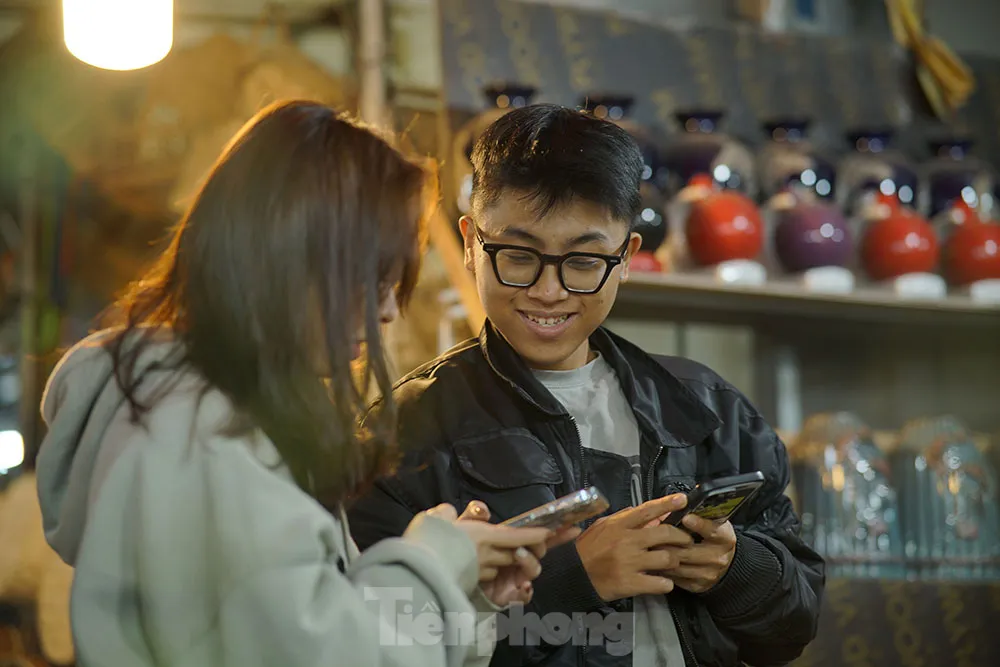 Chợ hoa lớn nhất Hà Nội tấp nập người mua cận ngày 8/3 ảnh 6