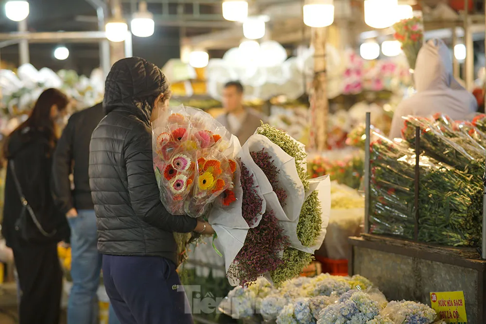 Chợ hoa lớn nhất Hà Nội tấp nập người mua cận ngày 8/3 ảnh 10