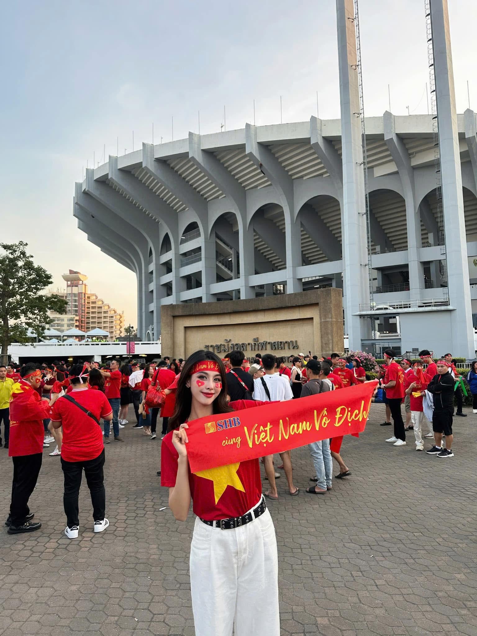 Vợ chồng Đỗ Mỹ Linh, Khánh Vân sang Thái Lan cổ vũ tuyển Việt Nam ảnh 9