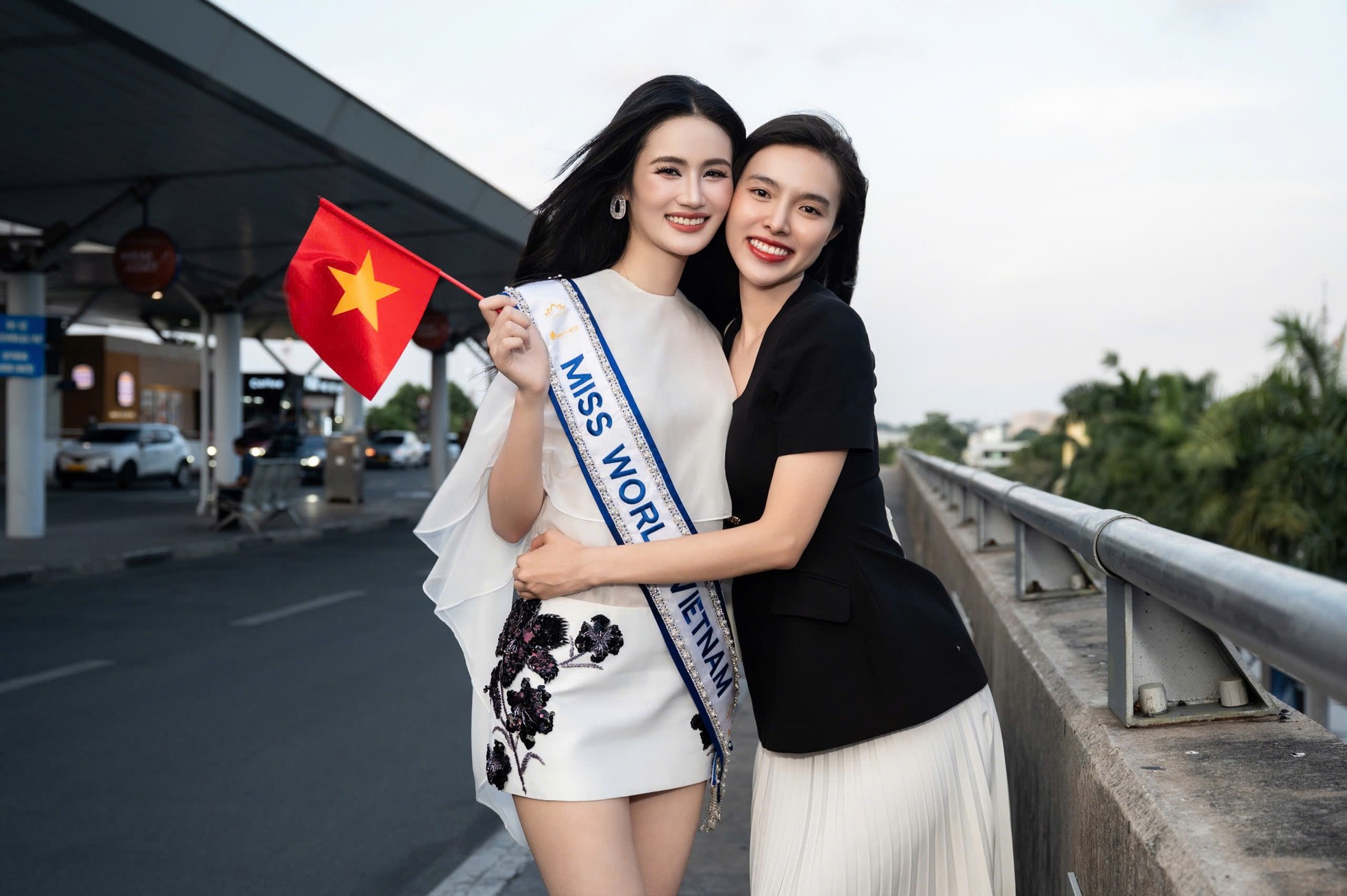 Ý Nhi bật khóc ở sân bay ảnh 15