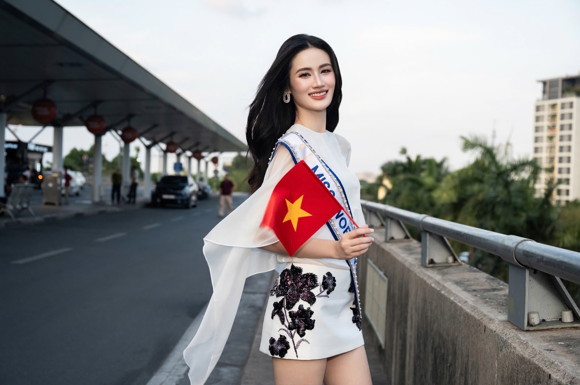 Ý Nhi bật khóc ở sân bay ảnh 4