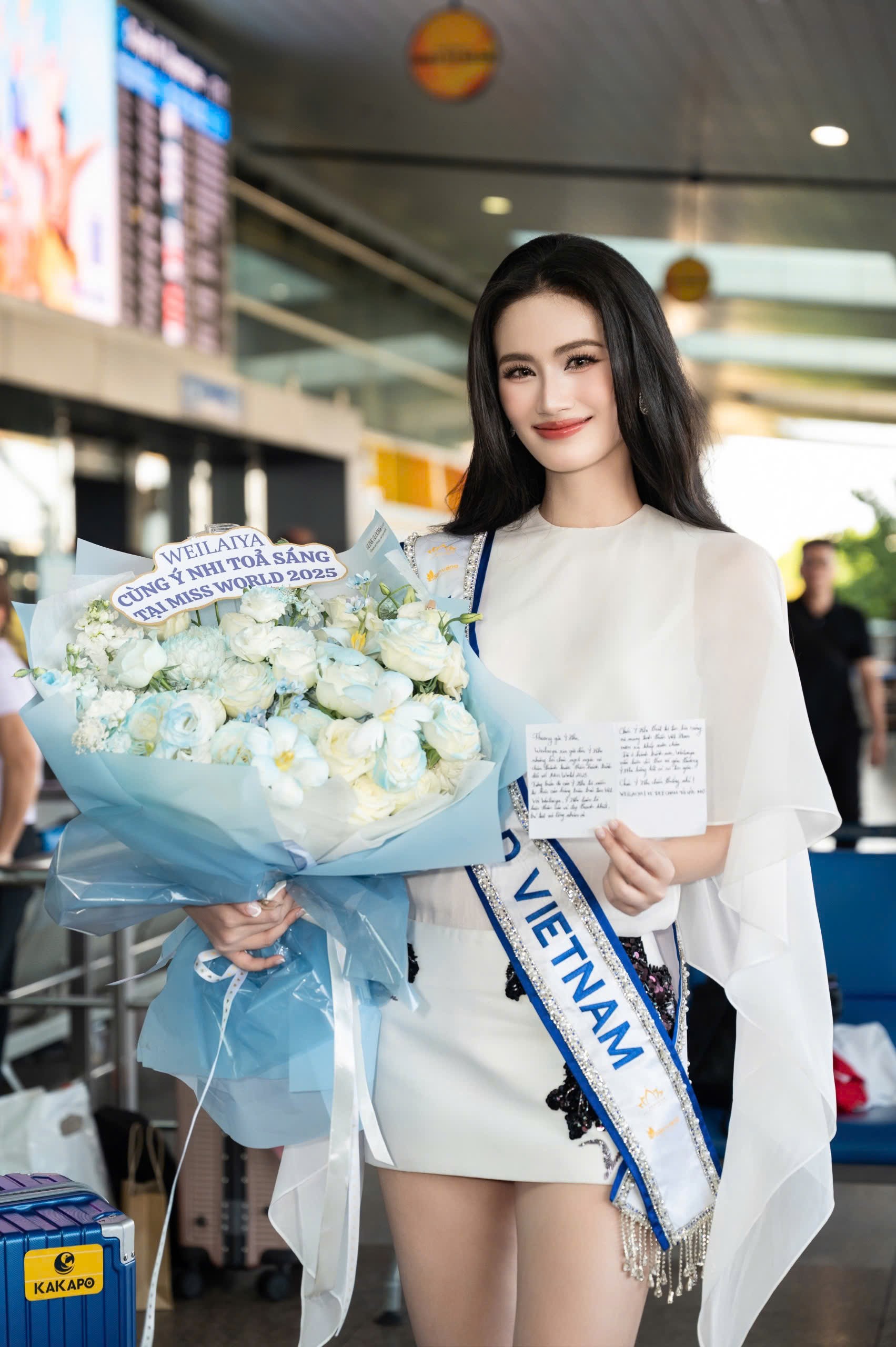 Ý Nhi bật khóc ở sân bay ảnh 7