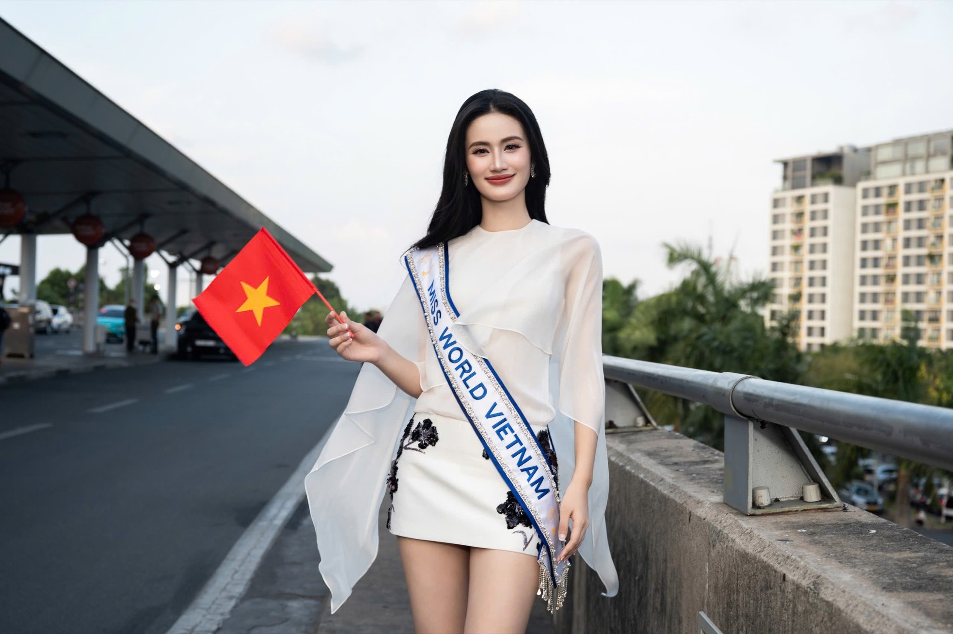 Ý Nhi bật khóc ở sân bay ảnh 5