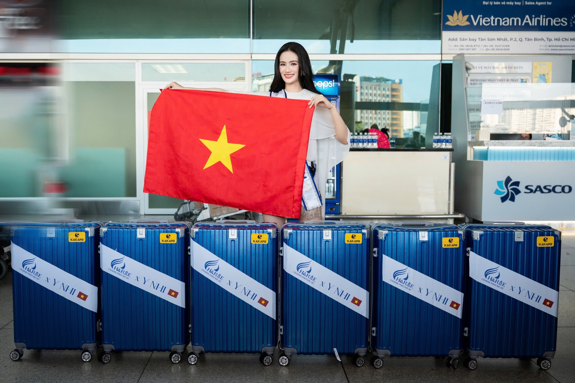 Ý Nhi bật khóc ở sân bay ảnh 1