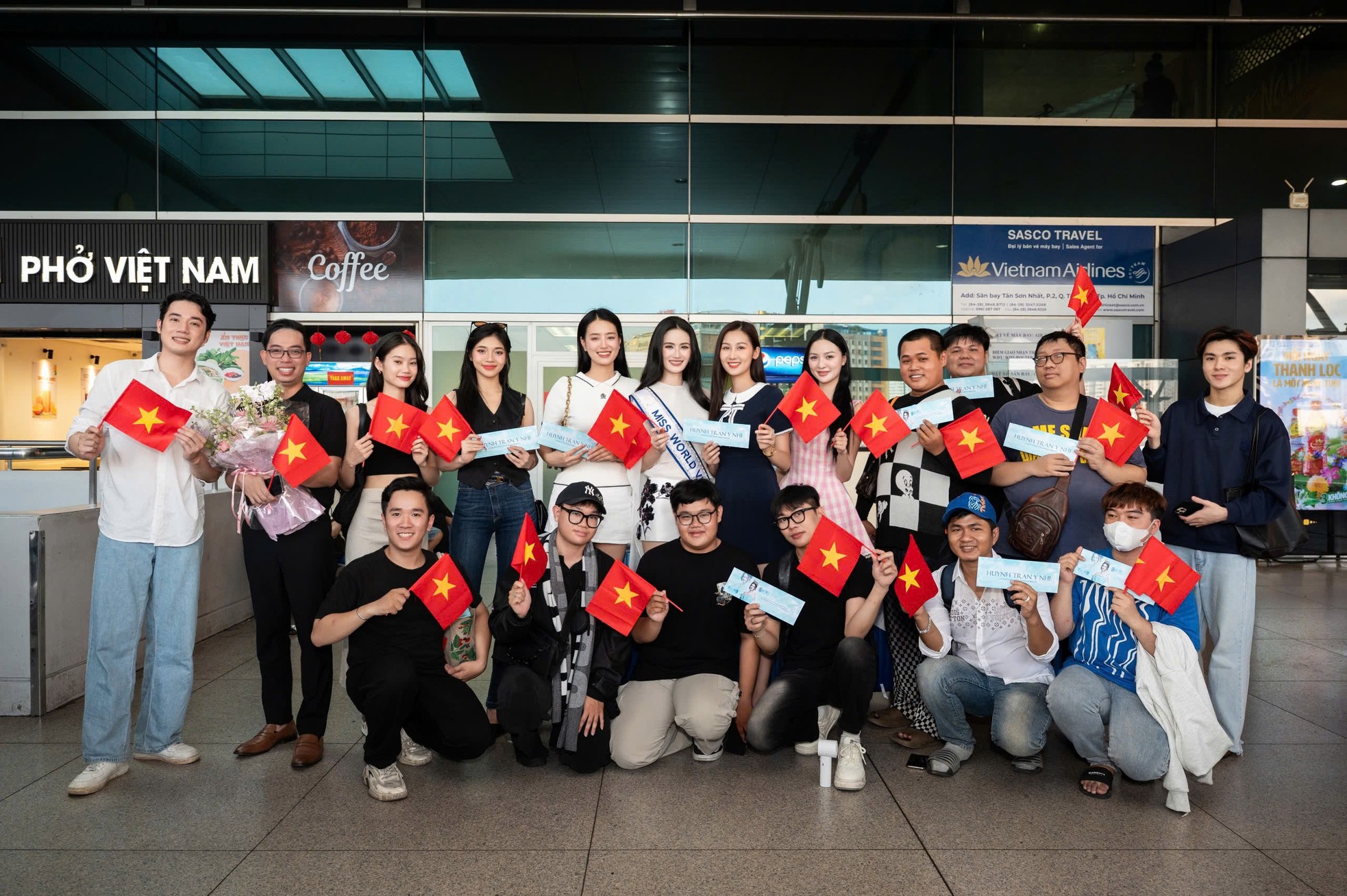 Ý Nhi bật khóc ở sân bay ảnh 3