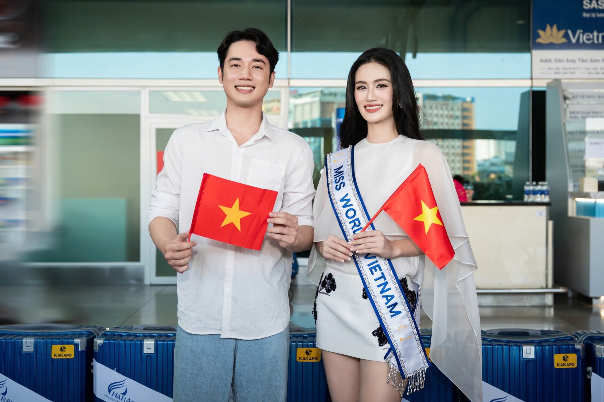 Ý Nhi bật khóc ở sân bay ảnh 18