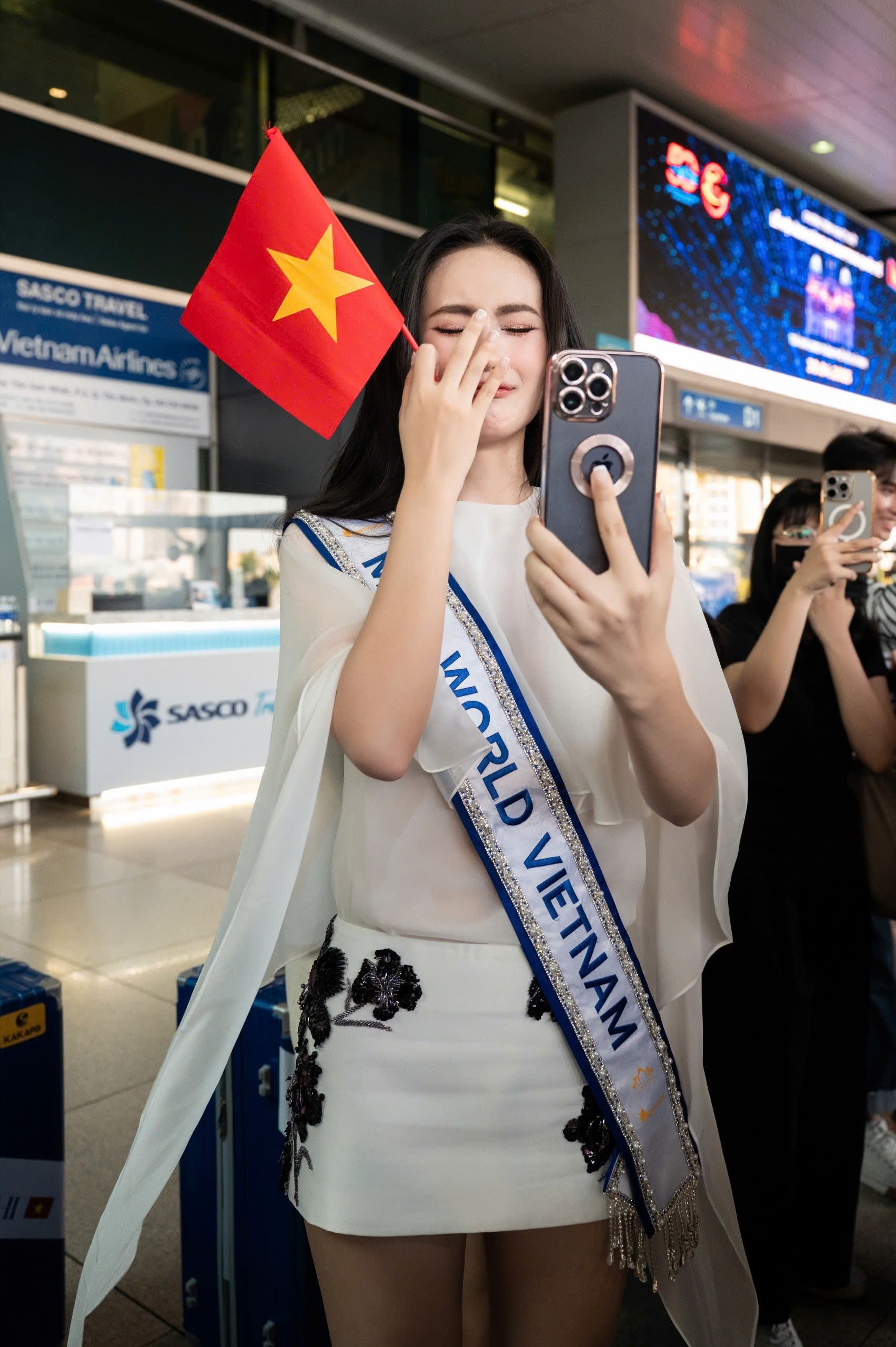 Ý Nhi bật khóc ở sân bay ảnh 20