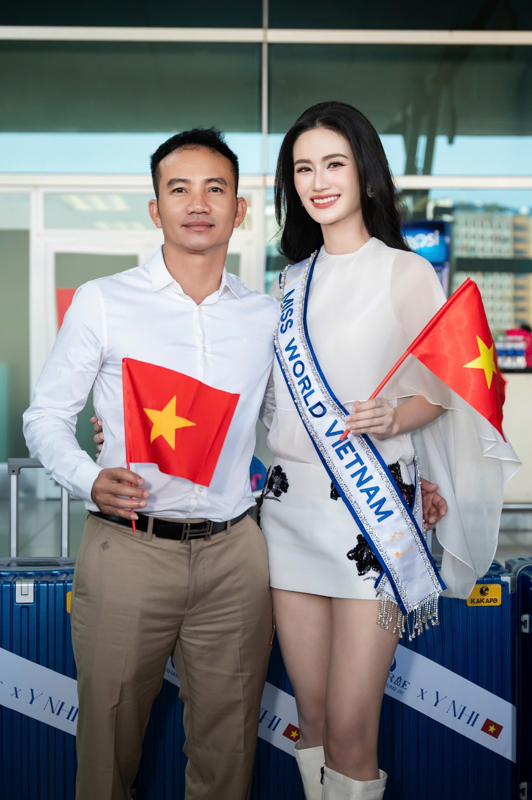 Ý Nhi bật khóc ở sân bay ảnh 11