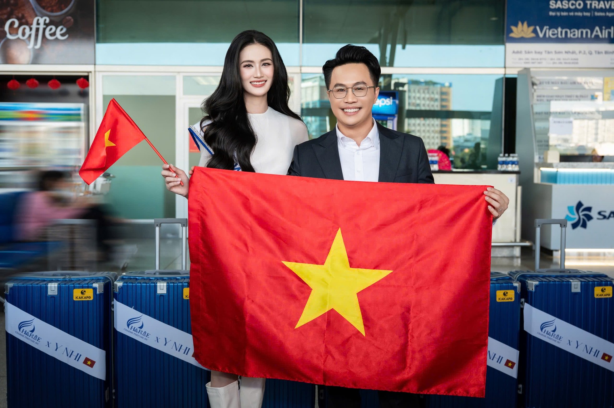 Ý Nhi bật khóc ở sân bay ảnh 17