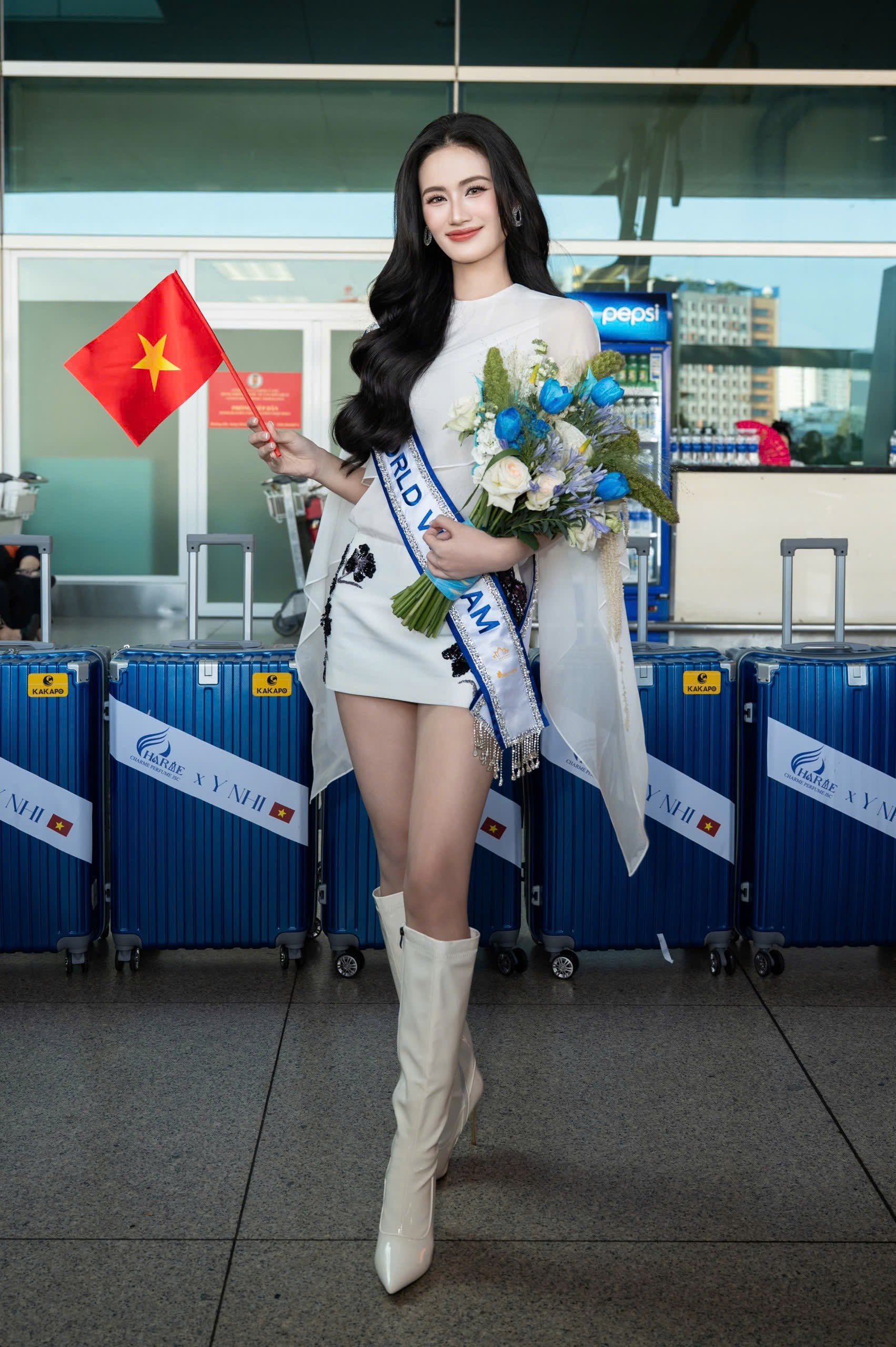 Ý Nhi bật khóc ở sân bay ảnh 6