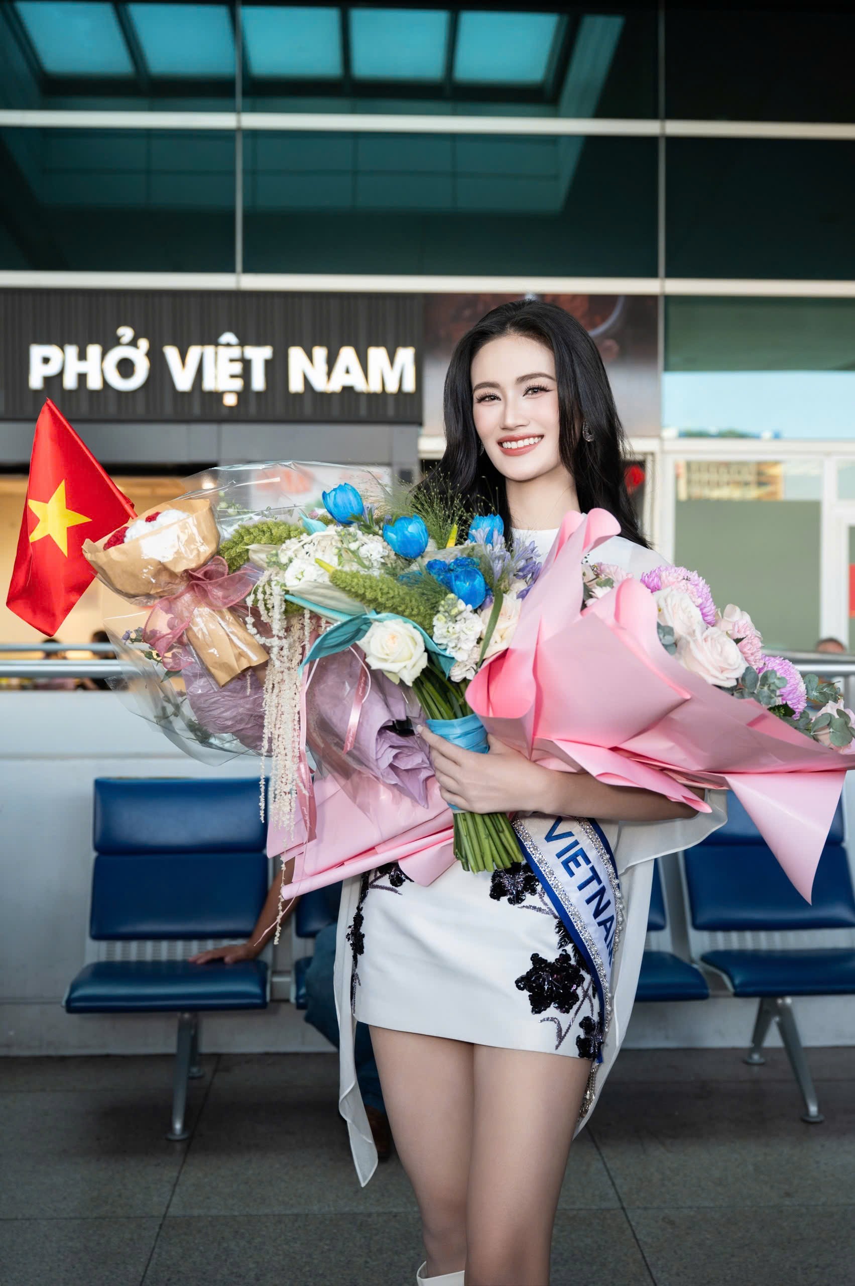 Ý Nhi bật khóc ở sân bay ảnh 8