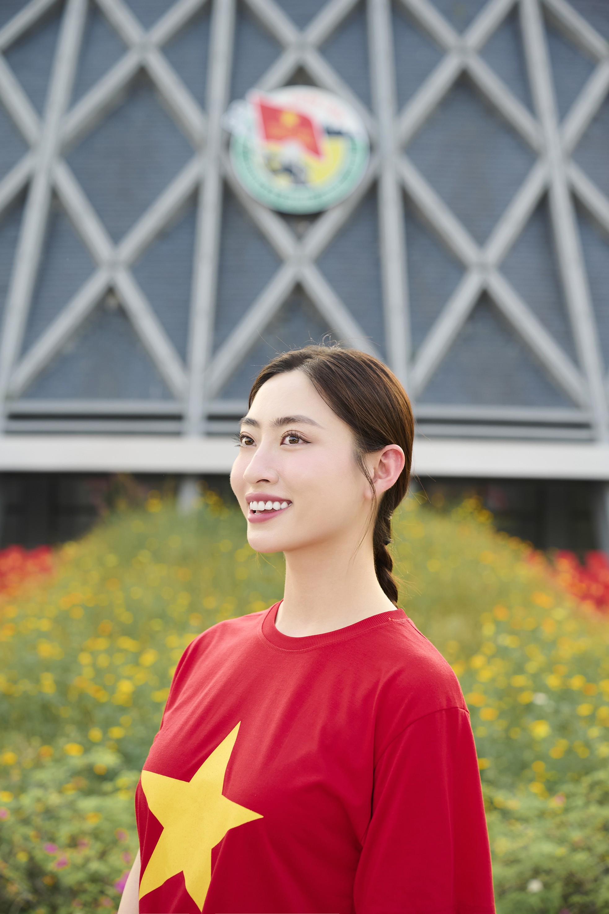 Lương Thùy Linh dự Lễ tưởng niệm các anh hùng liệt sĩ tại Điện Biên ảnh 12