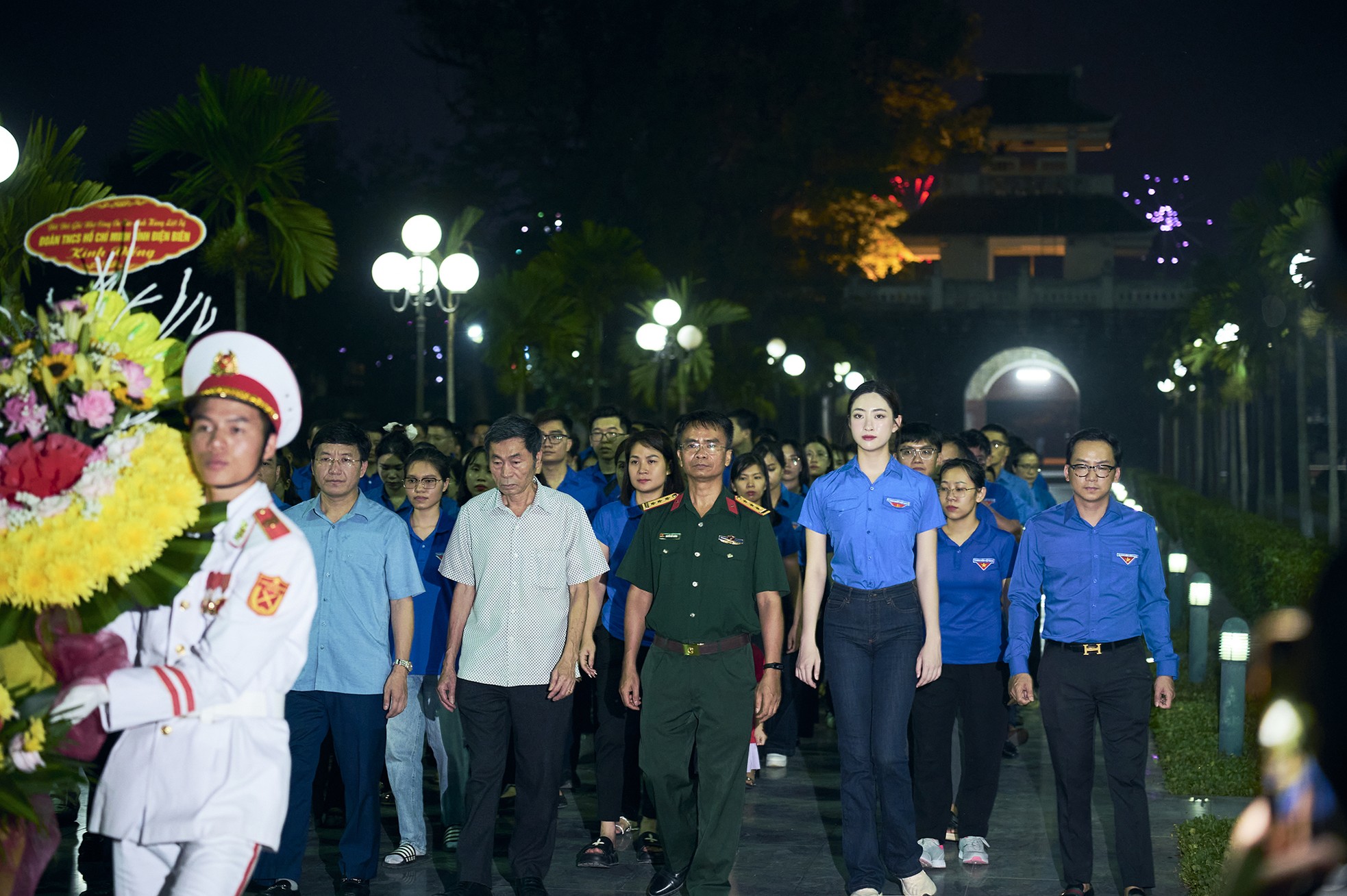Lương Thùy Linh dự Lễ tưởng niệm các anh hùng liệt sĩ tại Điện Biên ảnh 1