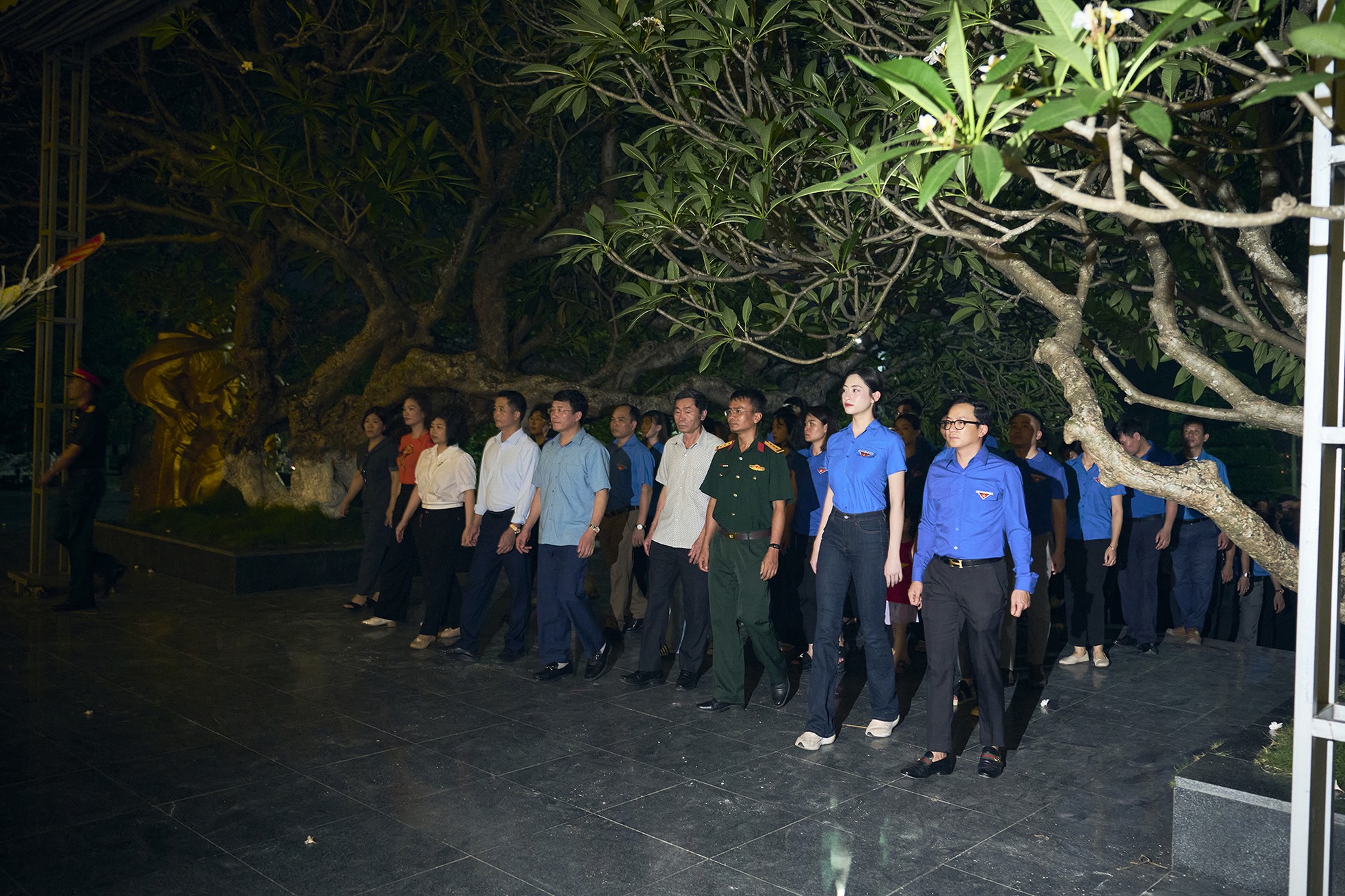 Lương Thùy Linh dự Lễ tưởng niệm các anh hùng liệt sĩ tại Điện Biên ảnh 2
