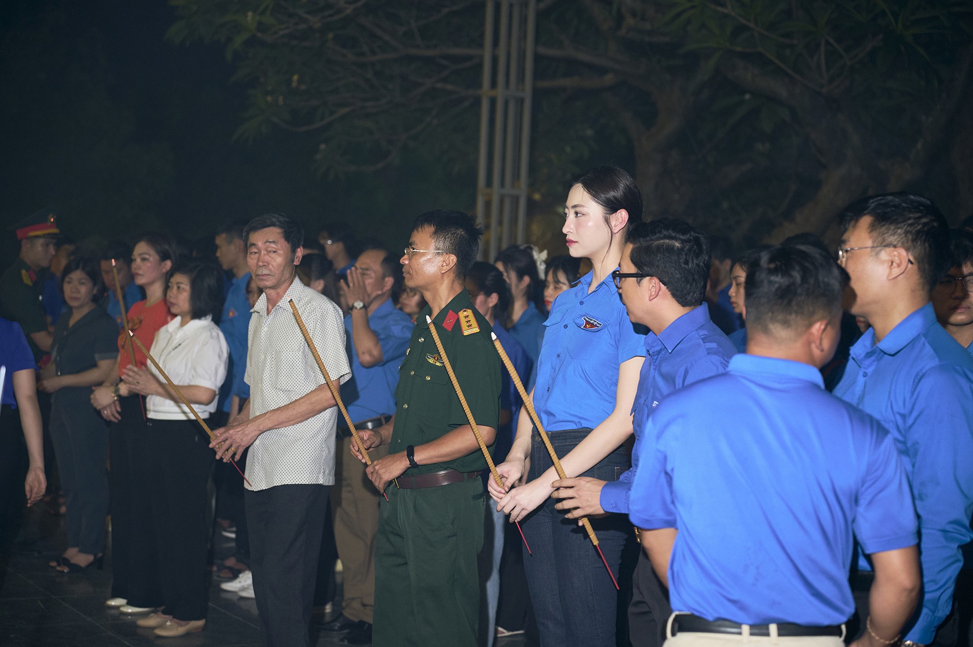 Lương Thùy Linh dự Lễ tưởng niệm các anh hùng liệt sĩ tại Điện Biên ảnh 5