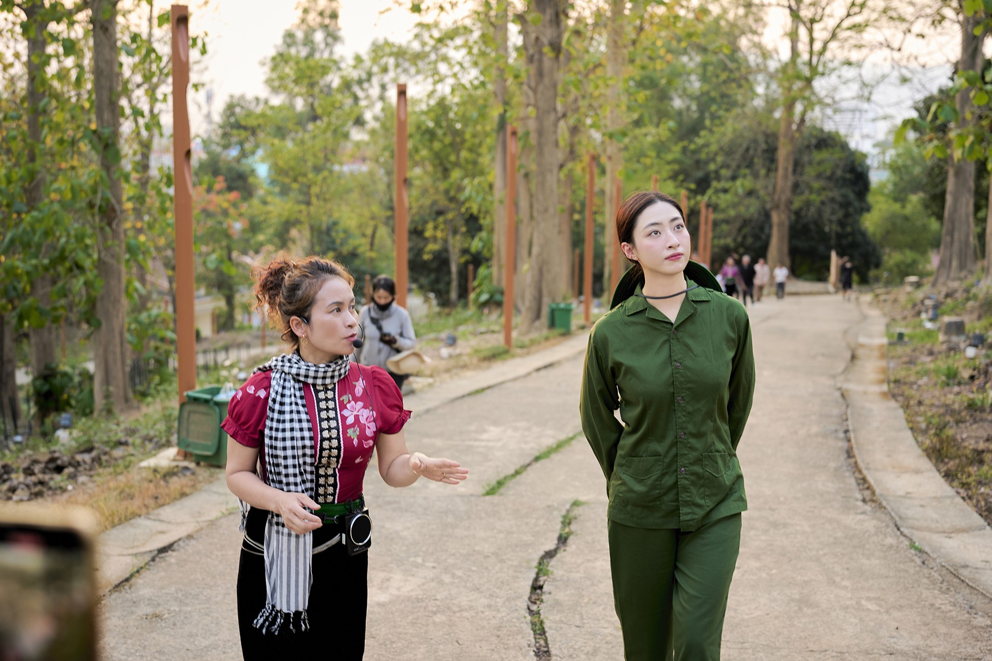 Lương Thùy Linh dự Lễ tưởng niệm các anh hùng liệt sĩ tại Điện Biên ảnh 14