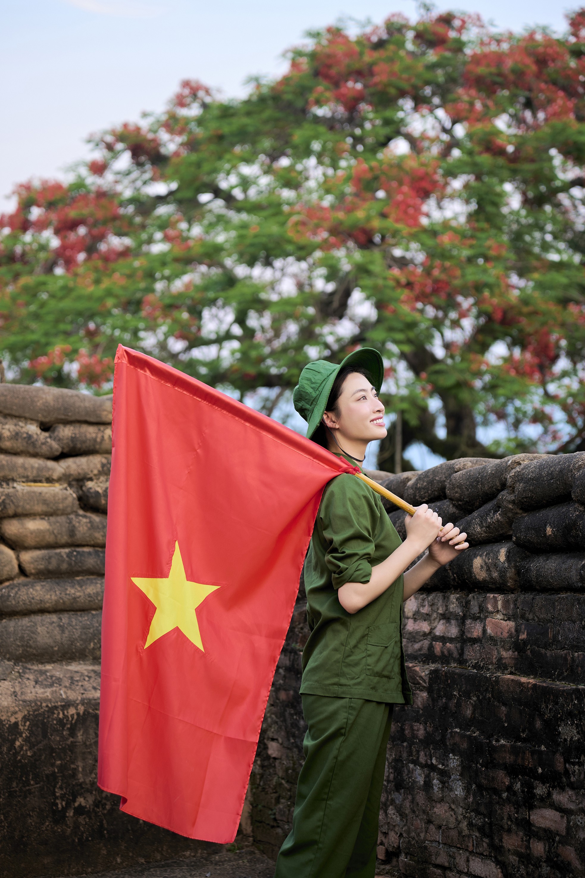Lương Thùy Linh dự Lễ tưởng niệm các anh hùng liệt sĩ tại Điện Biên ảnh 19