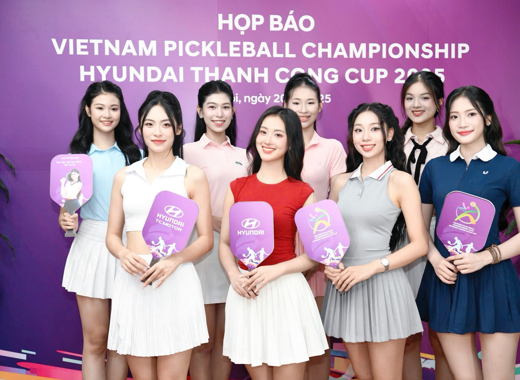 Thí sinh Hoa hậu Việt Nam khoe dáng tại họp báo Giải Pickleball Việt Nam ảnh 1