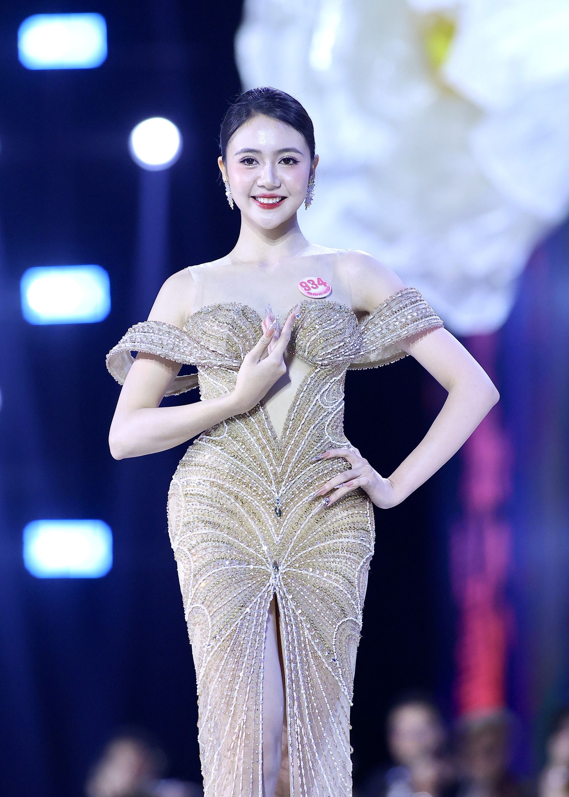 Cô gái miền Tây có năng khiếu diễn xuất ở Hoa hậu Việt Nam ảnh 11