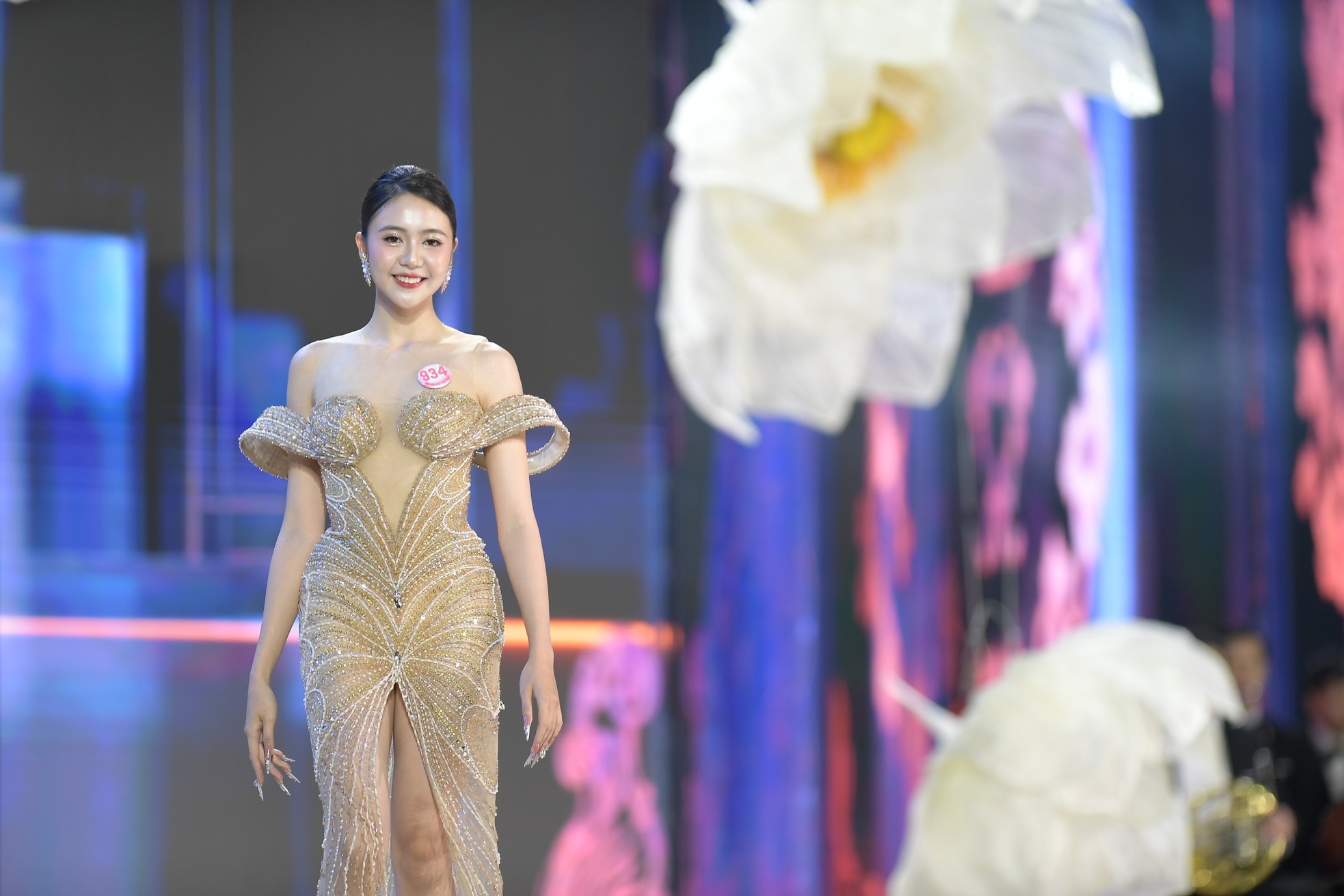 Cô gái miền Tây có năng khiếu diễn xuất ở Hoa hậu Việt Nam ảnh 14