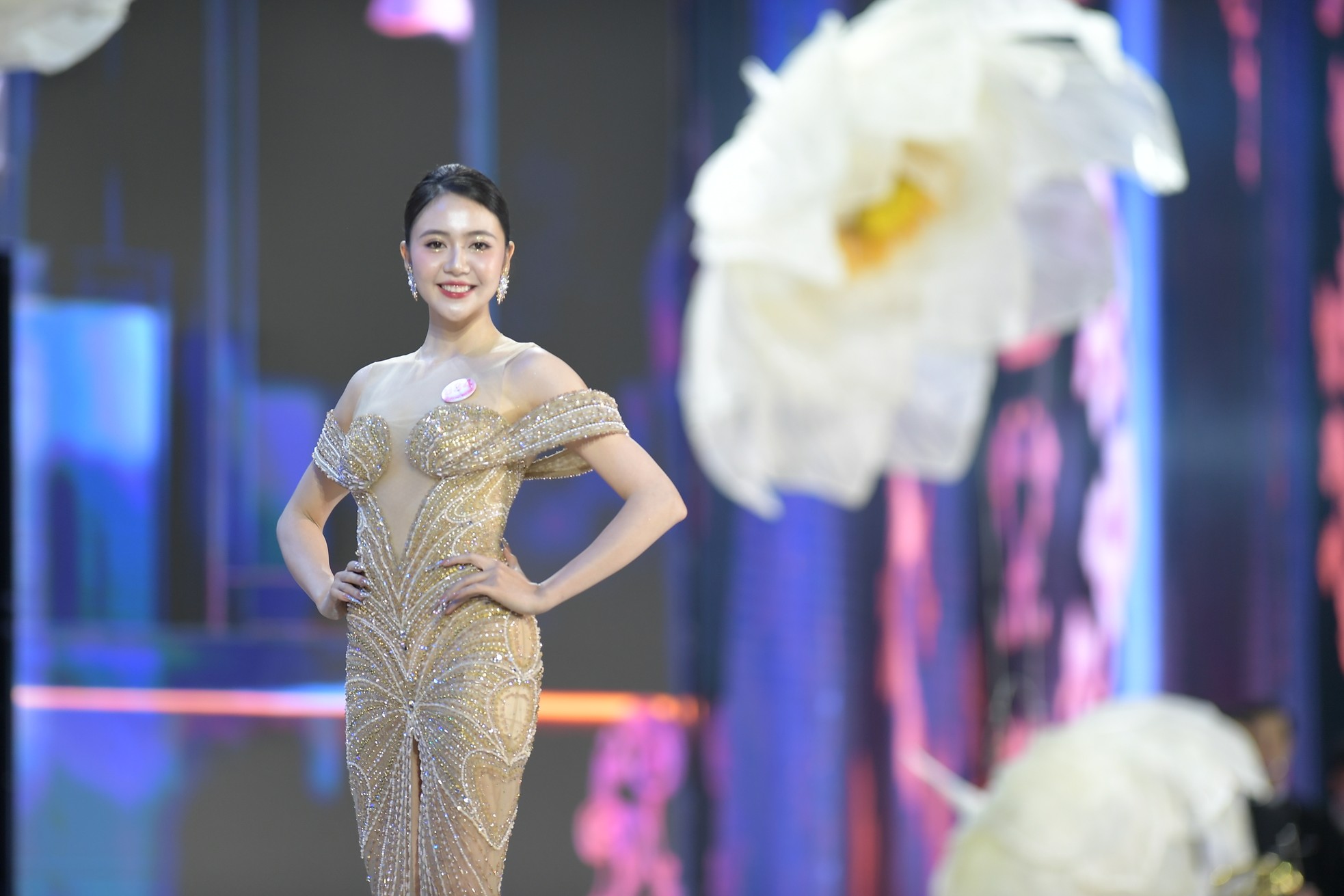 Cô gái miền Tây có năng khiếu diễn xuất ở Hoa hậu Việt Nam ảnh 15