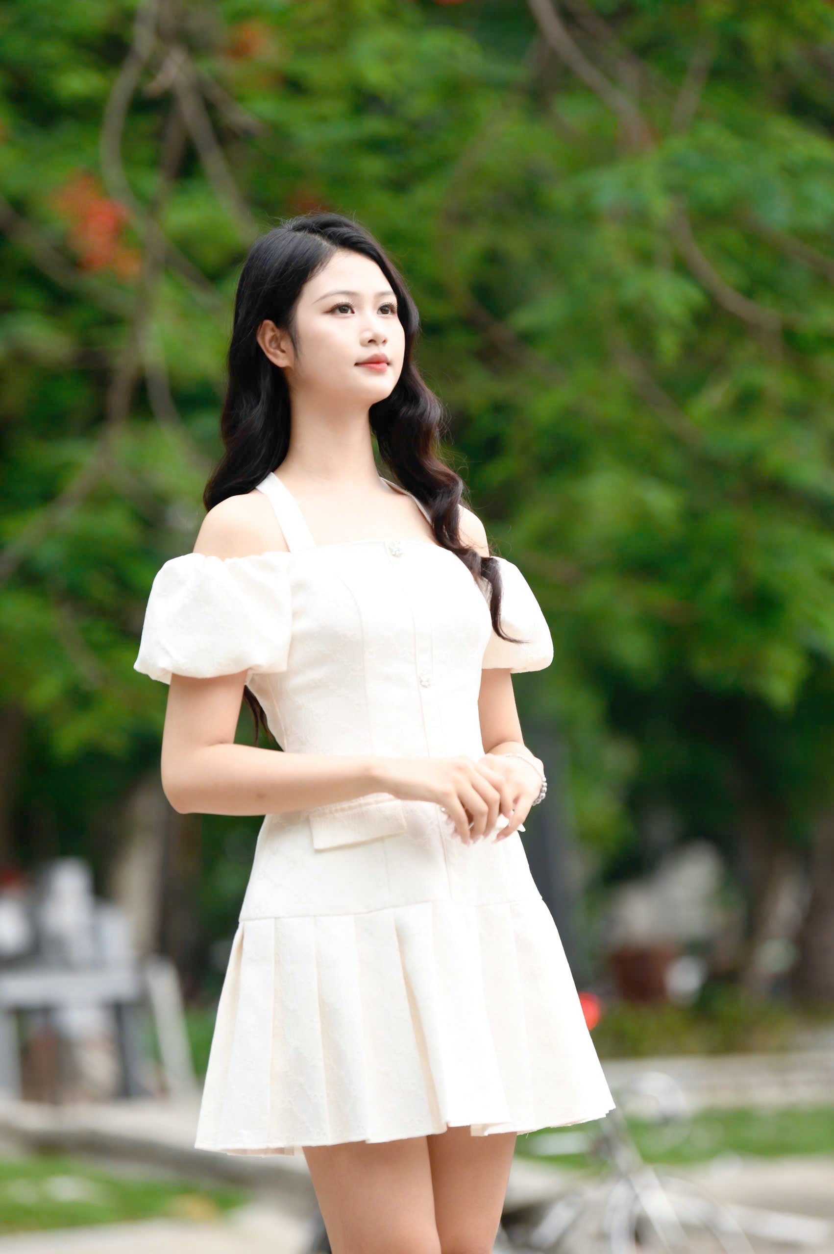 Thí sinh Hồ Ngọc Phương Linh ở Hoa hậu Việt Nam: 'Tôi chọn là nốt trầm xao xuyến' ảnh 20