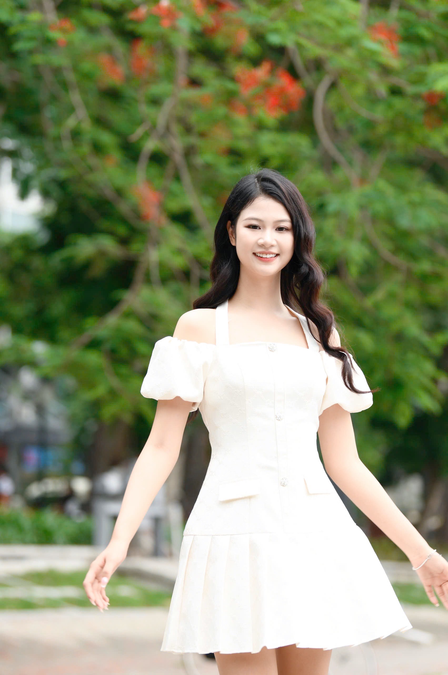 Thí sinh Hồ Ngọc Phương Linh ở Hoa hậu Việt Nam: 'Tôi chọn là nốt trầm xao xuyến' ảnh 7