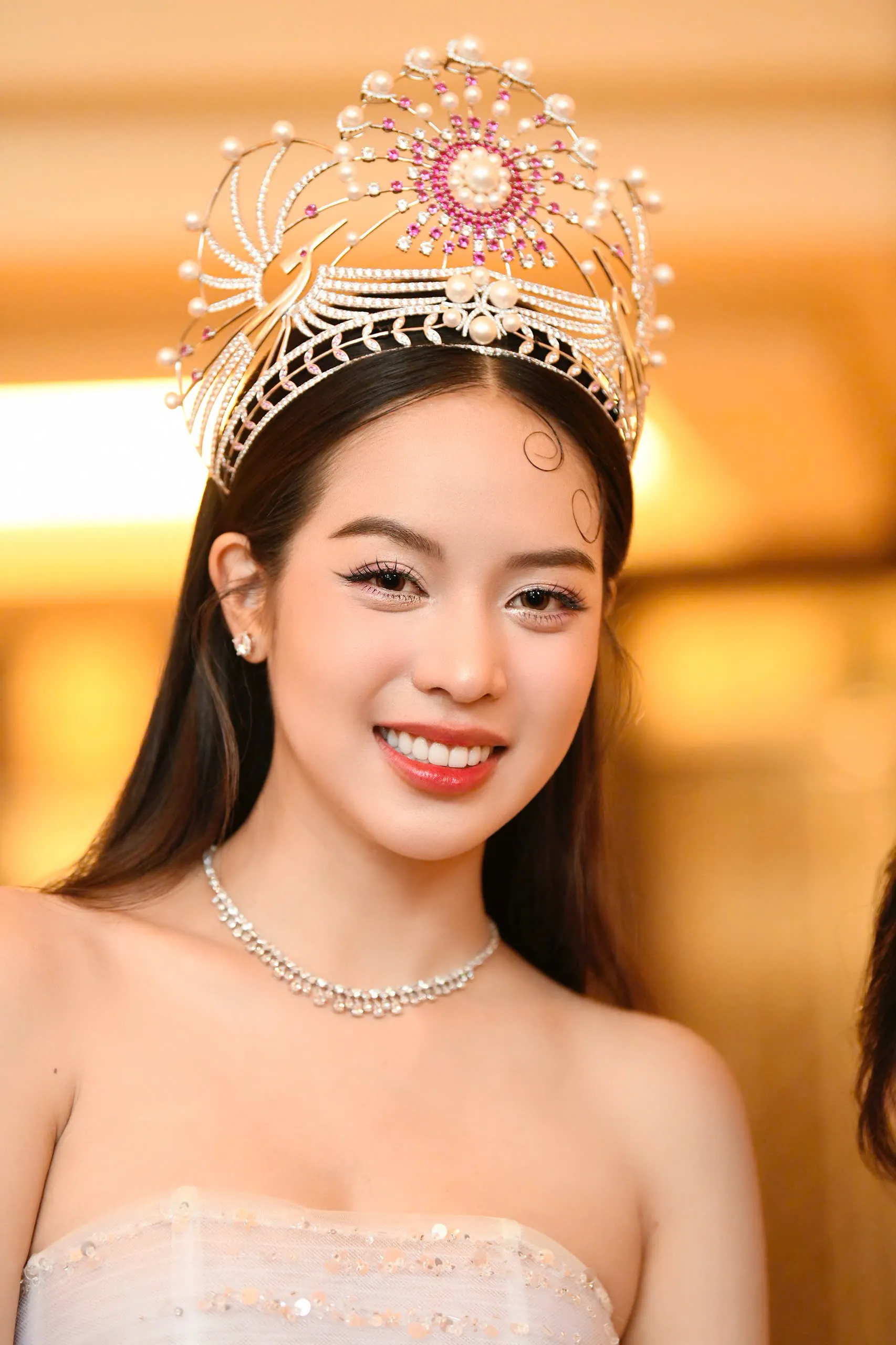 Thanh Thủy trước khi trao lại vương miện ảnh 12