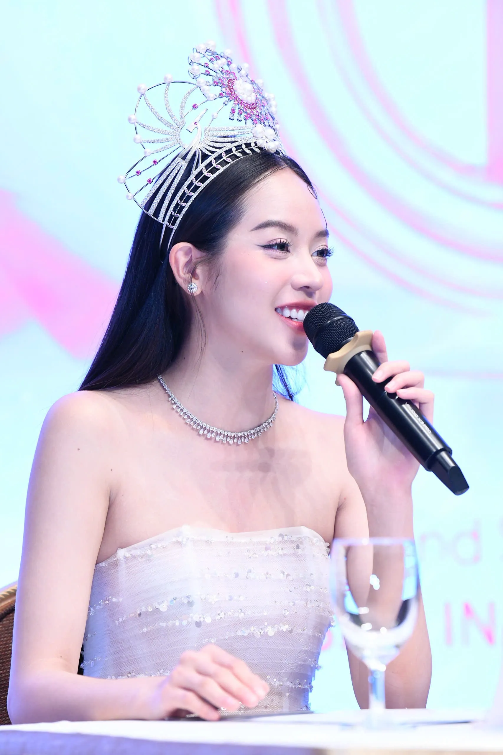 Thanh Thủy trước khi trao lại vương miện ảnh 17