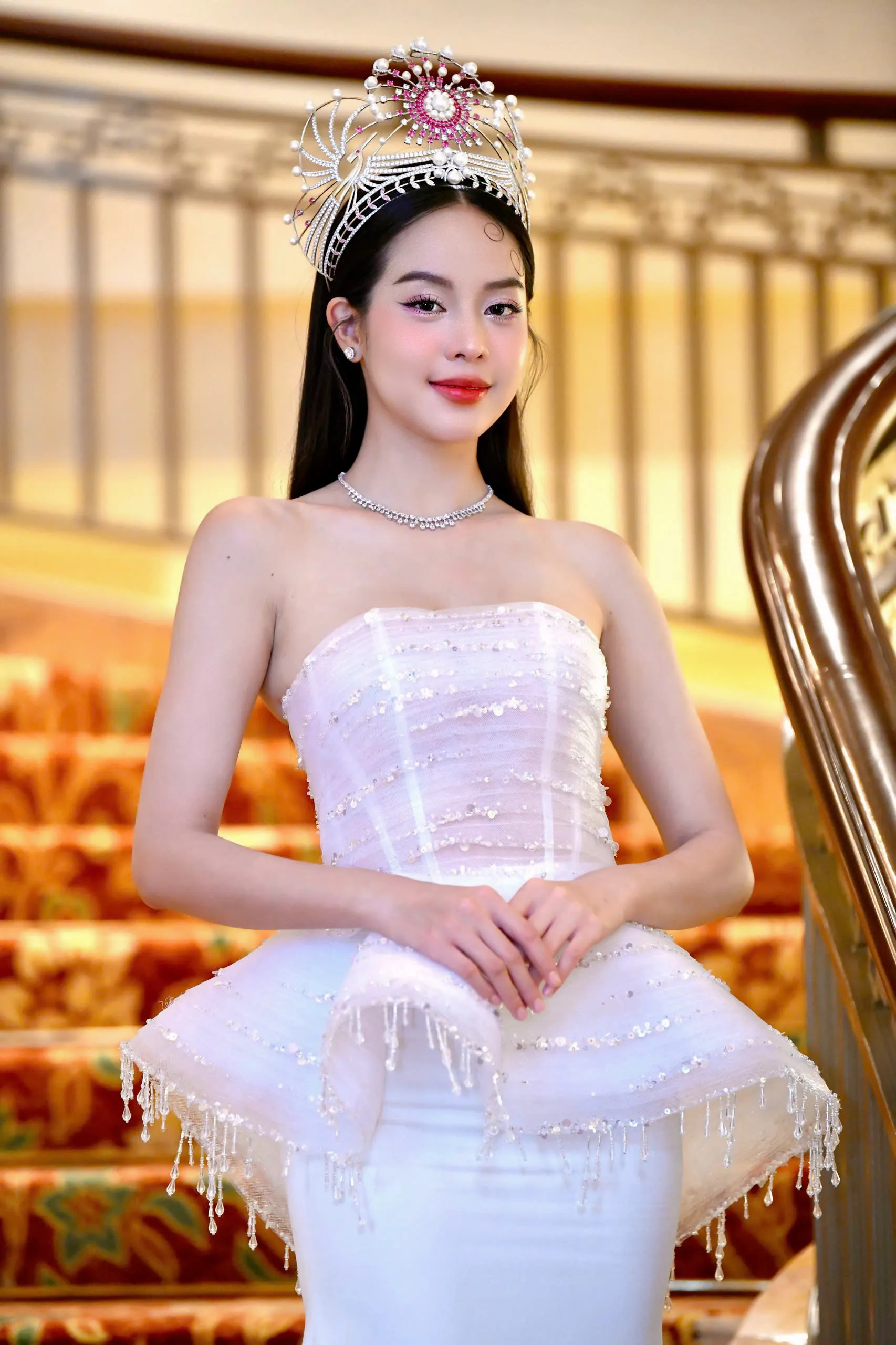 Thanh Thủy trước khi trao lại vương miện ảnh 6