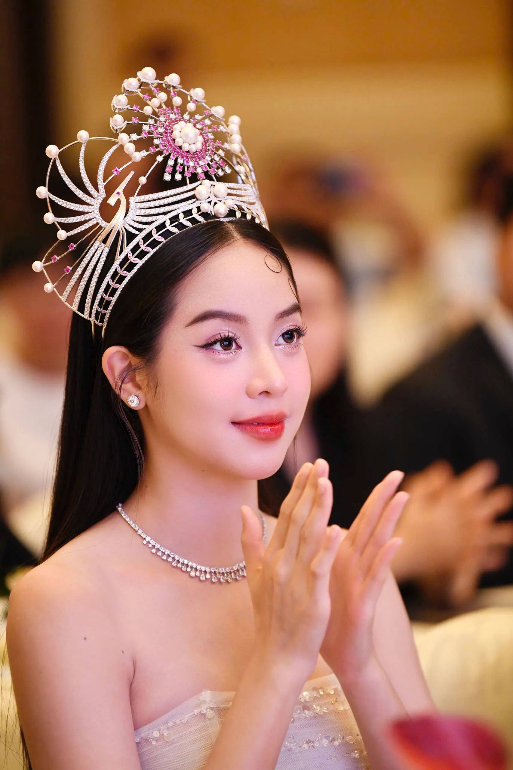 Thanh Thủy trước khi trao lại vương miện ảnh 22