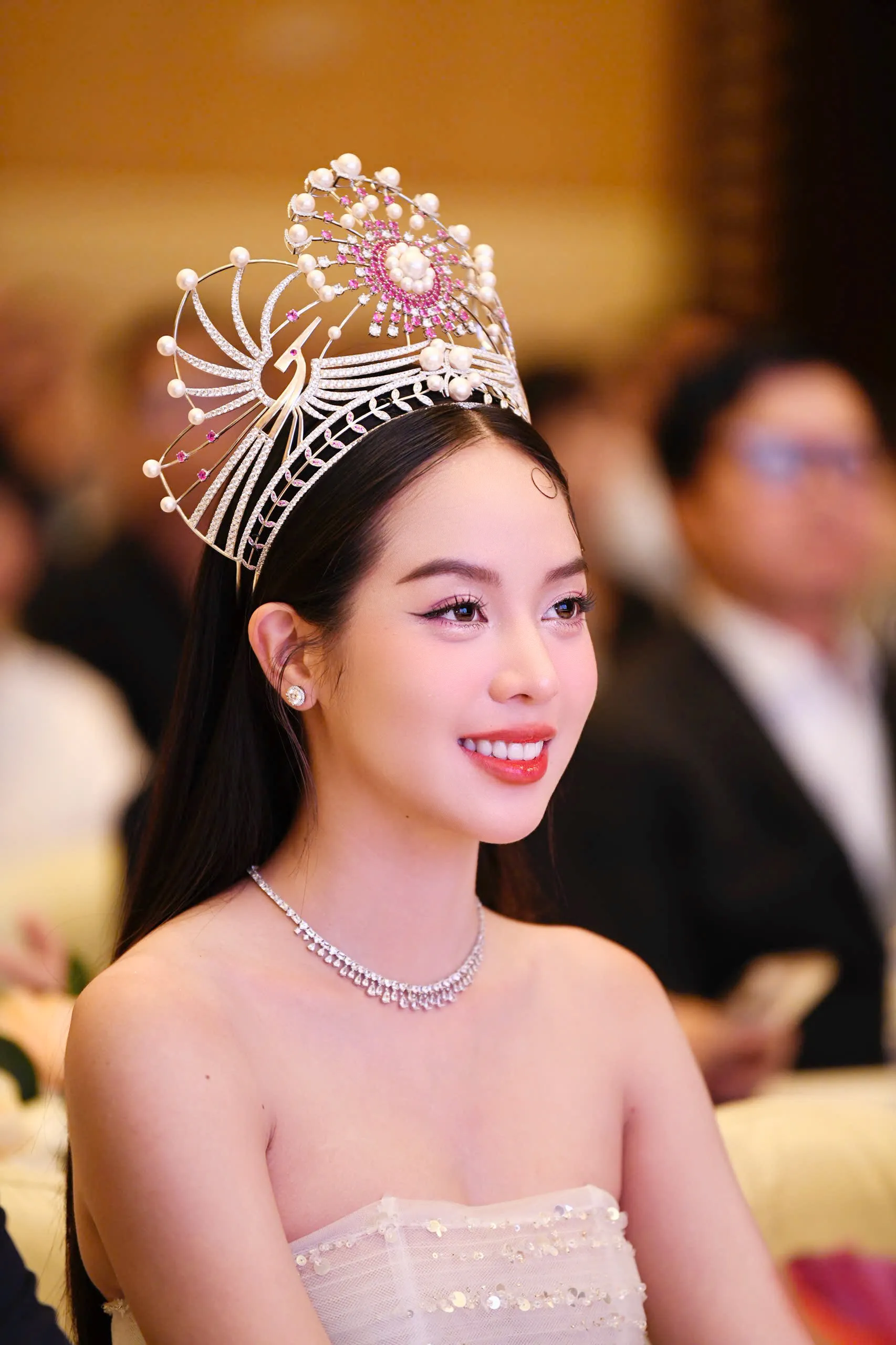 Thanh Thủy trước khi trao lại vương miện ảnh 23